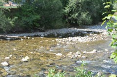 In Wattwil beim Zufluss des Schmidenbachs plätschert die Thur leise vor sich hin. (Bild: Sabine Schmid)