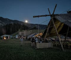 Das Lager der Pfadi Rothenburg wird in Escholzmatt vom Mond beschienen.