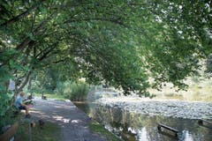 Auf der Bank am Weiher lässt es sich gut von der Anstrengung erholen. (Bild: Ralph Ribi)