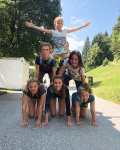 Kinder der Jubla Menznau formen sich zur menschlichen Pyramide.