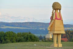 Da war die Schweizerfahne am Säntis noch ganz. Burnina geniesst den Ausblick.