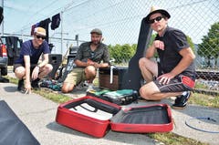 Daniel Hug, Jonathan Winkler und Hannes Herger stellen ihre getrocknetes Equipment nach dem Trocknen zusammen. Die Luzerner Band «Hermann» musste während des Konzertes fluchtartig die Bühne verlassen. (Bild: Max Eichenberger)