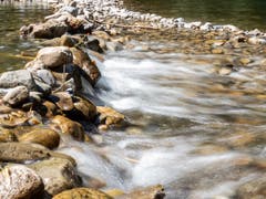 Beim Äuli in Lichtensteig gewinnt der bereits schon beachtliche Fluss bei einer natürlichen Schwelle an Fahrt. (Bild: Sascha Erni)