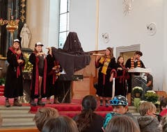 Mitglieder der Jubla Kerns stellen ihren Freunden das «Haus Slytherin» vor.