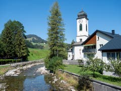 Bereits nach Stein sorgen die Zuflüsse dafür, dass die Thur wenigstens ein bisschen Wasser führen kann. (Bild: Sascha Erni)
