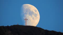 Das Kreuz vom Buochserhorn mit dem Mond als Hintergrund. (Bild: Roli Köchli (Buochs, 20. August 2018))