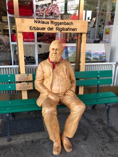 Was hab ich erfunden. Aus Holz geschnitzt sitzt er an der Talstation von der Vitznau Rigibahn. (Bild: Regina Sapin (Vitznau, 20. August 2018))