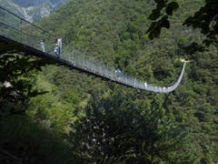 Eindrücklich. Der Ponte Tibetano im Tessin ist mit 270 m Länge und 130 m Höhe eine der längsten Hängebrücken in der Schweiz. (Bild: Hans Scheidegger (Tessin, 16. August 2018))