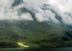 Zum Schluss der Wanderung am Engelberg-Jochpass-Engstlensee-Melchsee-Frutt "brach plötzlich das Sonnlicht ans Ufer des Melchsees". (Bild: Stefan Kunz (Melchsee-Frutt, 19. August 2018))