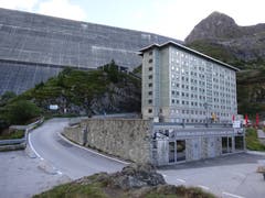 Die gewaltige Staumauer im Hintergrund (Bild: Josef Müller)