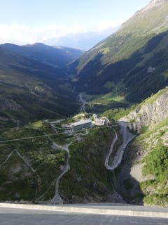 Grande Dixence. Blick aus 2365 Metern Richtung Tal.(Bild: Josef Müller)