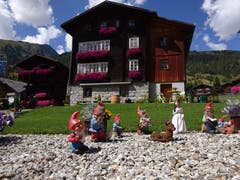 Kleine Märchenfigürchen vor dem Haus. (Bild: Josef Müller)