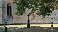 Grabkreuze auf dem ehemaligen Friedhof der Kirche St.Martin auf Kirchbühl. (Bild: André Egli (Sempach, 22. August 2018))