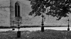 Grabkreuze auf dem ehemaligen Friedhof der Kirche St.Martin auf Kirchbühl. (Bild: André Egli (Sempach, 22. August 2018))