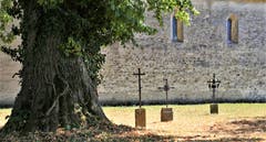 Grabkreuze auf dem ehemaligen Friedhof der Kirche St.Martin auf Kirchbühl. (Bild: André Egli (Sempach, 22. August 2018))