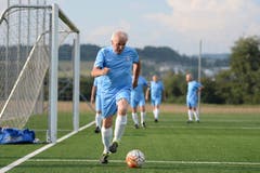 Der Fussball hält sie fit für die Enkel. (Bild: Maria Schmid (Zug, 22. August 2018))