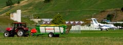 Traktor samt Ladewagen begegnet PC-24 in Ennetbürgen (Bild: Sepp Bernasconi)