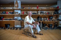 Martin Erni sitzt auf einem kleinen, alten Schlitten in seinem Museum. (Das Bild entstand am Dienstag, 21. August 2018. (Bild: Pius Amrein (21.8.2018))