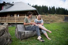 Älplerin Helen Achermann im Gespräch mit der Reporterin. Bild: Corinne Glanzmann (Flühli, 08. August 2018)