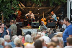 Auf der Bühne beim Schwanenplatz spielten am Donnerstag «Les copains du Jazz».(Bild: Maria Schmid (Zug, 23. August 2018 ))