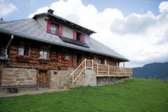 In dieser Hütte lebt die Familie den Sommer über. Bild: Corinne Glanzmann (Flühli, 08. August 2018)