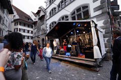 Langsam kommt Stimmung auf in den Gassen der Zuger Altstadt. (Bild: Werner Schelbert (Zug, 24. August 2018))