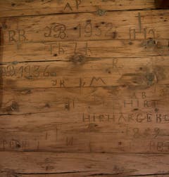 An der Wand im Wohnzimmer haben sich etliche Hirte von früher verewigt. Bild: Corinne Glanzmann (Flühli, 08. August 2018)