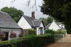 Architektur: Schottische Siedlung bei Loch Lomond. (Biol