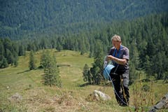 Fränz Achermann ist von Juni bis Anfang Oktober auf der Alp Rohr. Hier rollt er den Zaun auf. Bild: Corinne Glanzmann (Flühli, 08. August 2018)