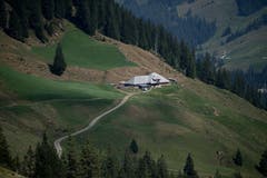 Die Alphütte der Familie Achermann aus der Ferne. Bild: Corinne Glanzmann (Flühli, 08. August 2018)