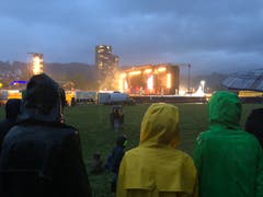 Zaungäste: Bei der Meili-Kaserne schauen sich über 100 Neugierige das Konzert der Toten Hosen von ausserhalb des Open-Air-Geländes an. (Bild: Jérôme Martinu (Luzern, 25. August 2018))