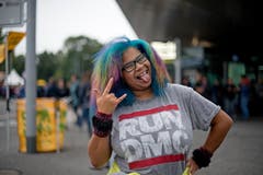 Die Toten Hosen auf der Allmend Luzern. Stimmung ausserhalb des Geländes. Im Bild Jasoleia El Omari. (Bild: Corinne Glanzmann (Luzern, 25. August 2018))