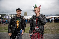Die Toten Hosen auf der Allmend Luzern. Stimmung ausserhalb des Geländes. Im Bild Ralf und Gin. (Bild: Corinne Glanzmann (Luzern, 25. August 2018))