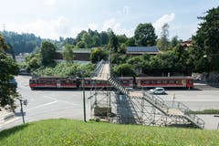 Die provisorische Fussgänger-Passerelle verbindet den Osten und Westen des Riethüsli-Quartiers. Sie ist insbesondere auch ein sicherer Schulweg. Sie wird 2019 mit der Neugestaltung der Teufener Strasse abgebrochen und durch zwei Fussgängerstreifen ersetzt, die mit Lichtsignalen gesteuert werden. (Bild: Hanspeter Schiess - 2. September 2016)