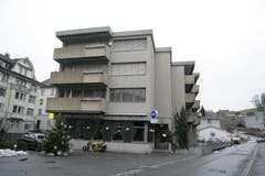Das damalige Restaurant Riethüsli und der Blick die Riethüslistrasse hinauf zum gewerblichen Berufsschulzentrum, dem Betonbau am rechten Bildrand. (Bild: Philipp Baer - 30. November 2007)