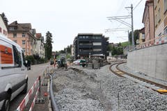 Die gleiche Stelle heute: Die Bahn biegt neu nach rechts ab zur neuen Haltestelle Riethüsli und zum Südportal des Ruckhaldetunnels. Der Freiraum entlang der Teufener Strasse wird 2019 für den Langsamverkehr hergerichtet. (Bild: Reto Voneschen)