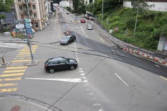 Die Kreuzung heute: Die Schienen und das Lichtsignal für Bahn und Autos sind weg. Der Knoten wird bei der kommenden Strassensanierung mit Lichtsignalen versehen. Dies auch, damit Fussgängerinnen und Fussgänger eine Chance haben, in Stosszeiten über die Teufener- und die Demutstrasse zu kommen. (Bild: Reto Voneschen)