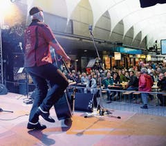 Rolf Plat rockt mit der Blue Shoes Band vor viel Publikum auf der Bühne in der «Gass». (Bild: Bilder: Hansruedi Rohrer)