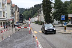 Blick Richtung Liebegg: das Zentrum des Riethüsli-Quartiers. Die Zahl der hier ansässigen Geschäfte hat in den vergangenen Jahren ebenfalls abgenommen. Ob die Strassenumgestaltung den Trend bremsen kann, muss sich erst weisen. (Bild: Reto Voneschen)