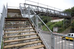 Die Passerelle wurde seinerzeit auf Druck des Quartiers erstellt. Sie ist allerdings nur ein Provisorium, dessen Lebensdauer in den nächsten Jahren ausläuft. (Bild: Reto Voneschen - 25. August 2018)