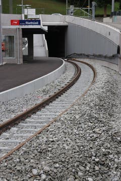 Die neue AB-Hltestelle Riethüsli mit dem Südportal des Ruckhaldetunnels. Die Treppe neben dem Tunnelportal führt hinauf zur Endstation der Stadtbus-Linie 5. (Bild: Reto Voneschen)
