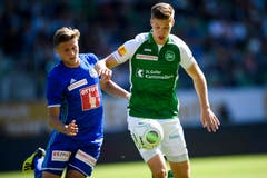 Luzerns Idriz Voca im Duell um dan Ball gegen St. Gallen's Cedric Itten. (Bild: Keystone/Gian Ehrenzeller)