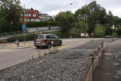 Richtung Riethüsli: Teufener Strasse und Schotterbett auf Höhe des Nestweiers. (Bild: Reto Voneschen)