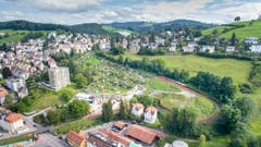 Die Ruckhalde kurz vor der Stilllegung der Eisenbahnlinie an Ostern 2018. Links unten ist die Bahnbrücke über die Oberstrasse, in der Bildmitte die Tunnelbaustelle zu erkennen. (Bild: Urs Bucher - 23. März 2018)