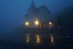 Das Hotel Klausenpasshöhe lag in dichtem Nebel. (Bild: Franz Imholz, 25. August 2018)