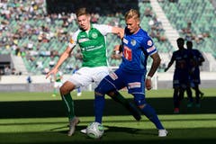 Der Luzerner Marvin Schulz stellt sich dem Zweikampf mit St. Gallens Cedric Itten. (Bild: Keystone/Gian Ehrenzeller)
