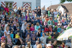 Sogar die Mamas und Papas auf den Rängen machen mit.