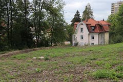 Das Haus mit dem markanten Dach direkt an der Bahnlinie steht auch 120 Jahre später noch. Den Verlauf der Eisenbahnlinie markiert ein Entwässerungsgraben. Die auf der Ansichtskarte um 1900 sichtbare Vonwilbrücke ist heute durch Bäume verdeckt. (Bild: Reto Voneschen)