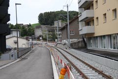 Die neue Bahnlinie durchs Riethüsli: Im Hintergrund rechts ist der Betonbau des gewerblichen Berufschulzentrums zu erkennen. Mit dem Bahnbau wurden auch die Strassennamen neu sortiert: Links der Bahn liegt neu der Riethüsliweg, rechts davon die Riethüslistrasse. (Bild: Reto Voneschen)