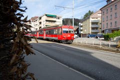 Ein Zug der Appenzeller Bahnen bei der Verzweigung der Teufener- mit der Riethüslistrasse. Neu biegt die Bahn hier in die Riethüslistrasse ein. (Bild: Benjamin Manser - 11. November 2010)